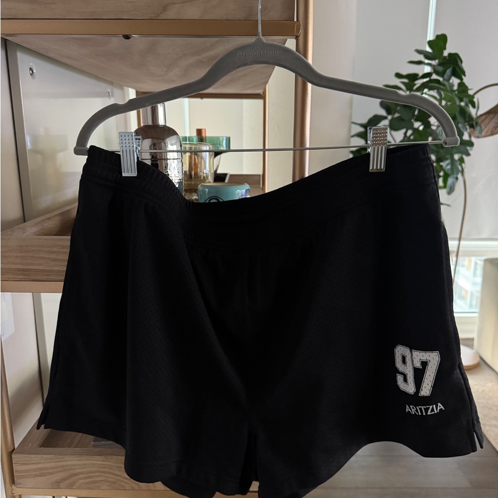 Aritzia courtside mid-thigh short